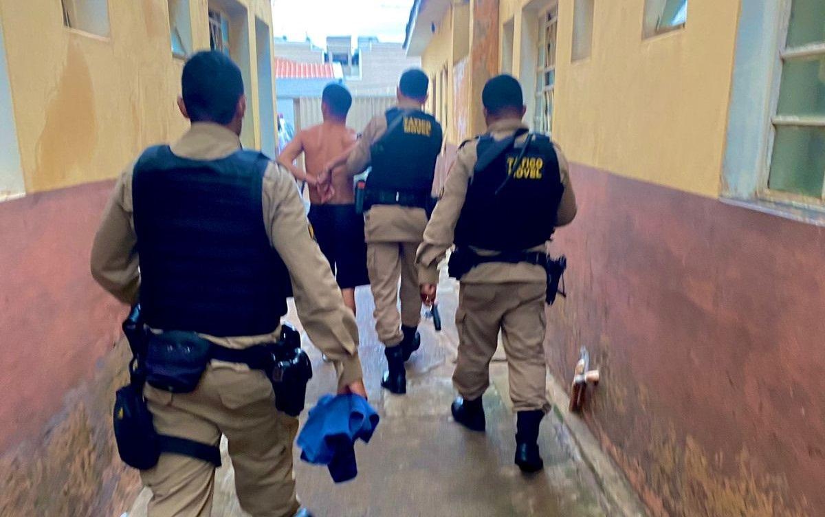 Policiais Militares prenderam o suspeito em apartamento de conjunto de prédios no bairro Mercês  (Foto/Divulgação)