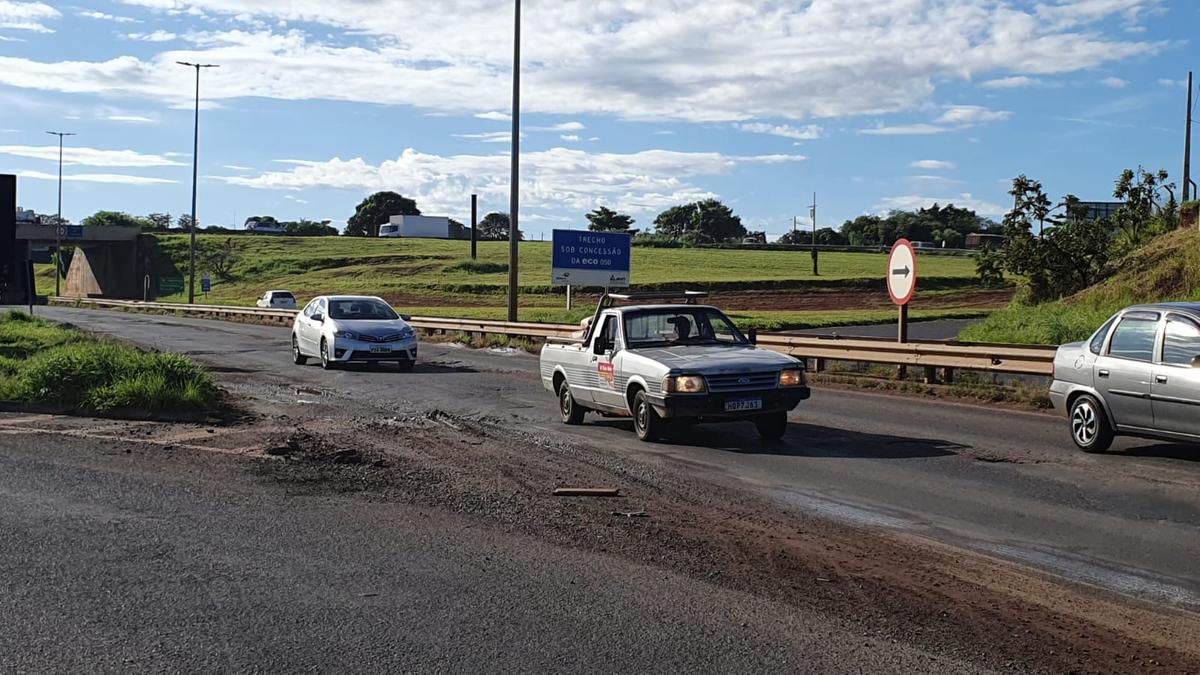 Situação atual dos buracos no trevo da BR-262 com a BR-050, no sentido Jockey (Foto/JC Duran)