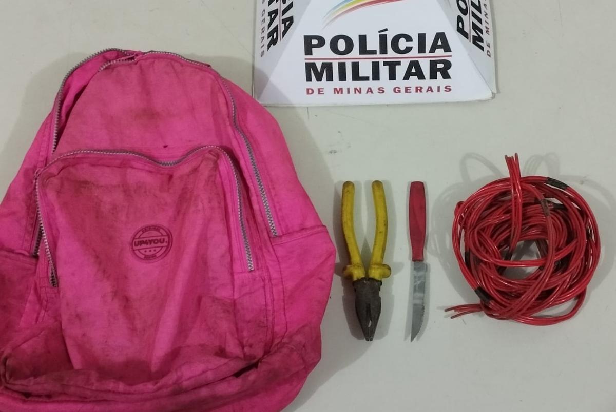 A fiação, ferramenta e uma mochila foram apreendidas com o suspeito, que apresentava escoriações, pois se debatia enquanto era detido  (Foto/Divulgação)