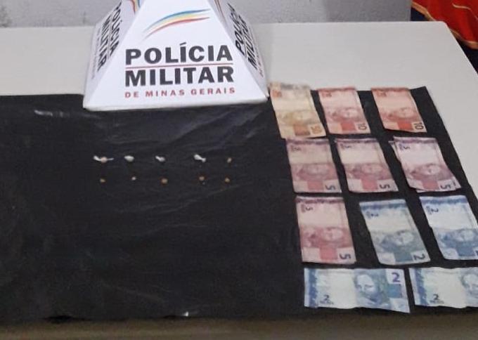 Com o suspeito foram encontradas pedras de crack e em objeto arremessado ao chão por outro suspeito, dinheiro em notas de pequeno valor  (Foto/Divulgação)