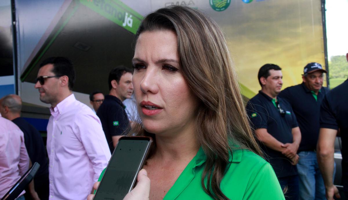 Prefeita Elisa Araújo aproveito a presença de deputados no evento de abertura da safra para cobrar a aprovação do projeto que oficializa a doação da área da antiga planta de amônia ao município  (Foto/Jairo Chagas)