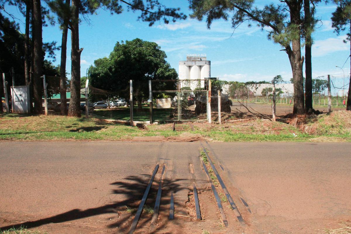 Recuperar os 5,5 km de ferrovias a partir do DI II é fundamental para a logística do transporte de gãos (Foto/Jairo Chagas)