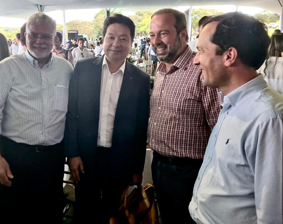 Presidente da Hyundai Engineering do Brasil, Maeng Churl Kyu, ministro Alexandre Silveira e ex-prefeito Anderson Adauto, juntos. (Foto/Divulgação)