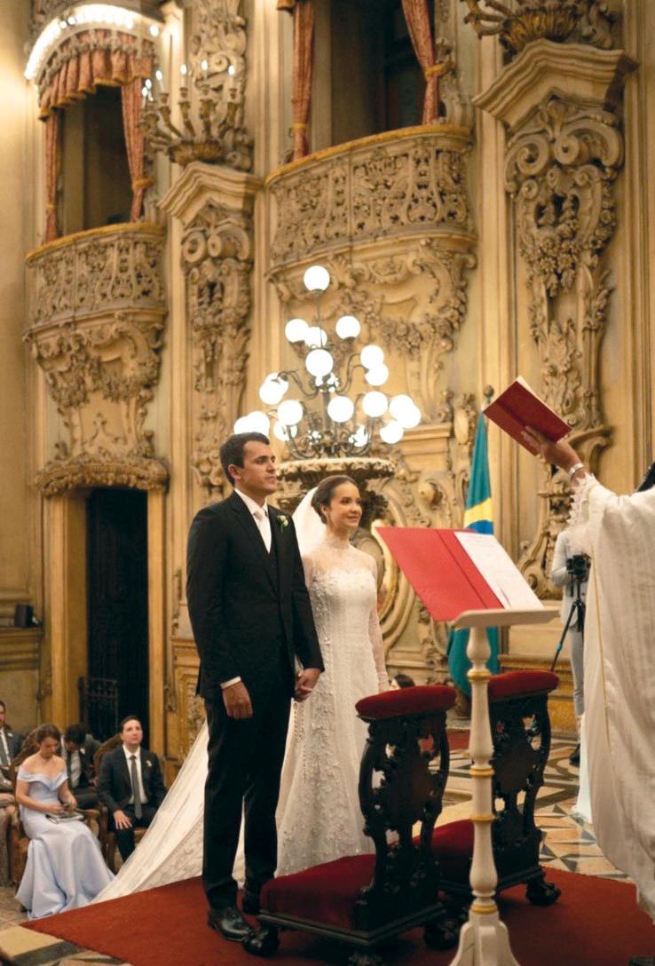 Os noivos João Eduardo Rodrigues e Laíza Cruvinel, no altar, recebendo a bênção matrimonial (Foto/Divulgação)