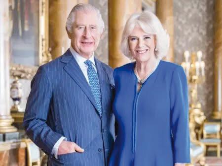 Rei Charles 3º e Camilla, na espetacular Sala de Estar Azul do Palácio de Buckingham, clicados para as fotos oficiais da Coroação (Foto/Reprodução)