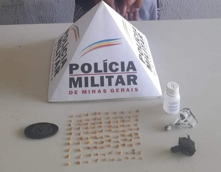 Cem pedras de crack e material para embalar a droga foram localizados em casa conhecida por ser “biqueira”, no bairro Fabrício  (Foto/Divulgação)