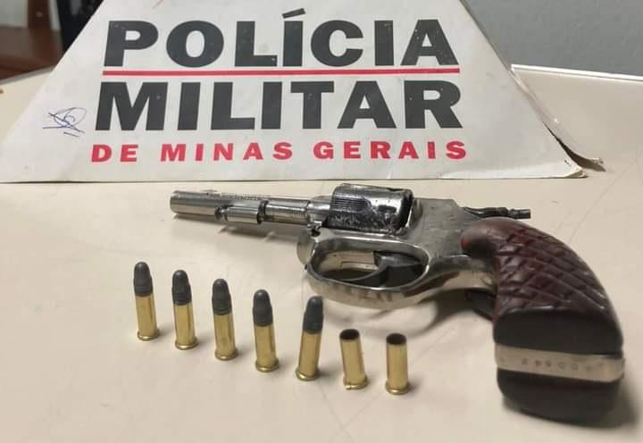 Revólver apreendido na residência do casal no bairro rural da Baixa, onde a mulher foi agredida e ameaçada de morte pelo marido  (Foto/Divulgação)