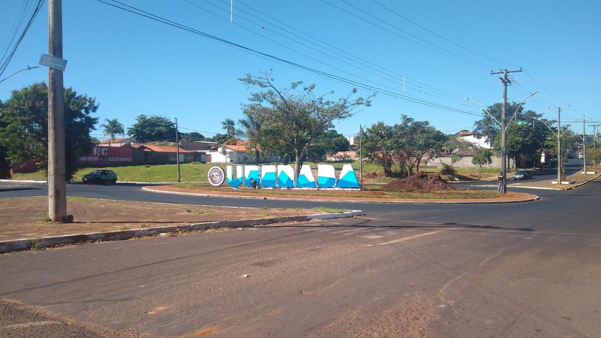 Letreiro sendo instalado na rotatória da avenida João XXIII, que também recebeu asfalto novo (Foto/JM)