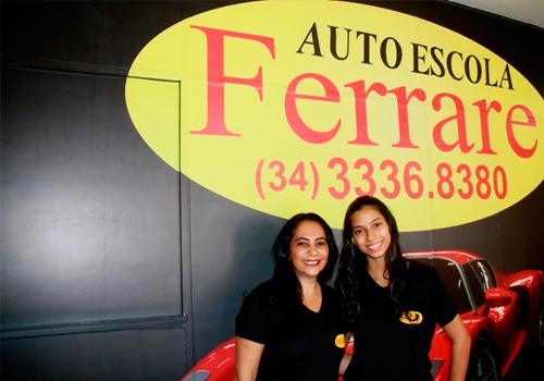 Empresária Magda Melo e sua filha, Maria Júlia, esperam por você na Autoescola Ferrare (Foto/Divulgação)