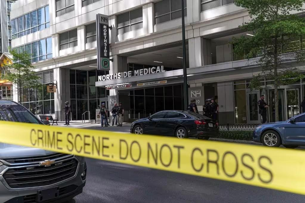 Hospital foi invadido por atirador, que matou uma pessoa e feriu outras quatro. (Foto/MEGAN VARNER/GETTY IMAGES NORTH AMERICA/GETTY IMAGES VIA AFP)