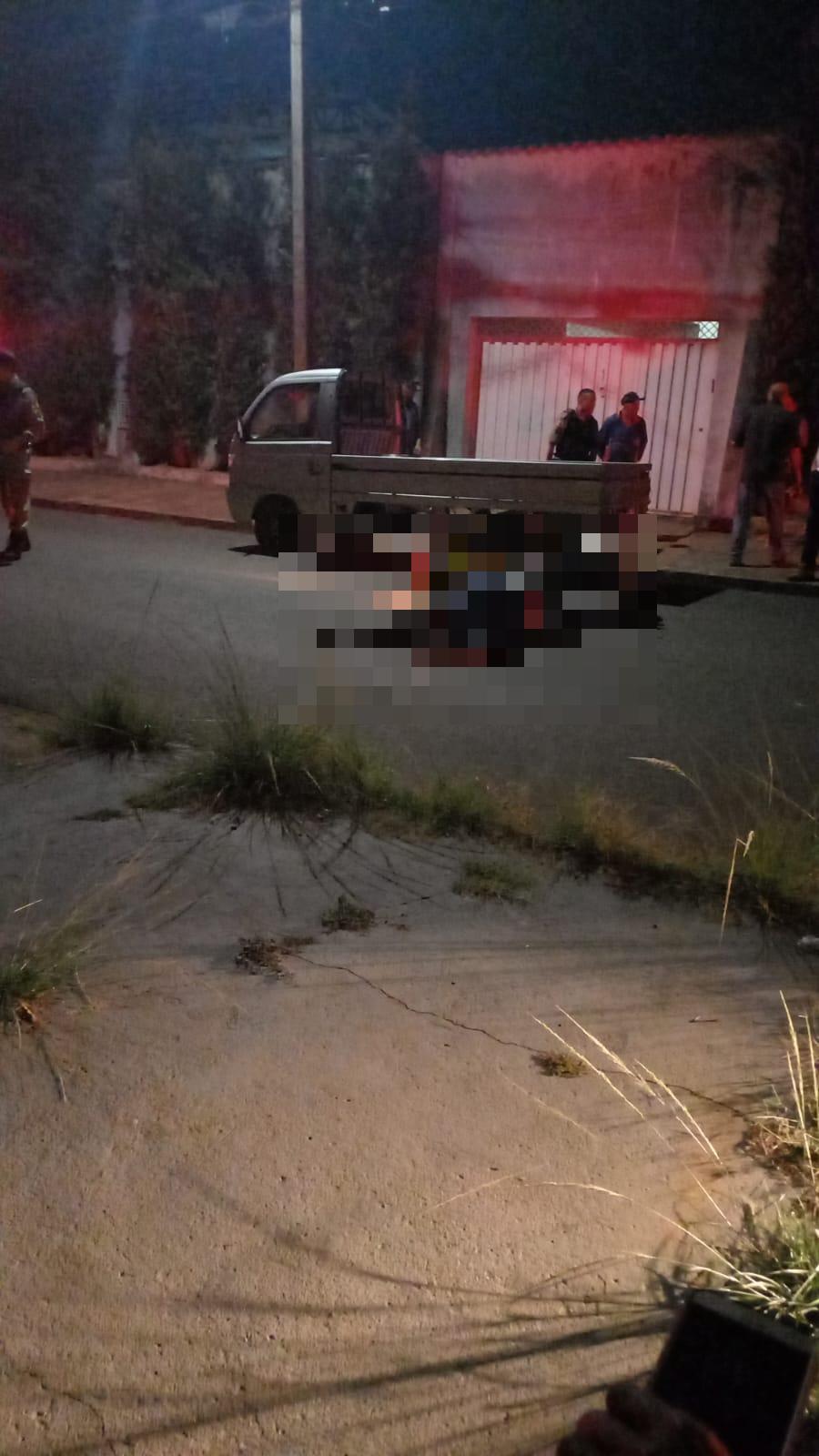 Homem morto na noite desta quinta-feira (4), no bairro Gameleiras (Foto/Divulgação)