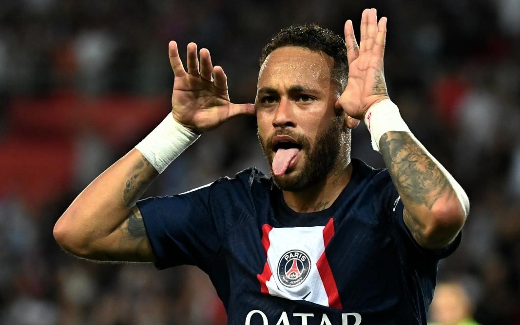 Neymar não se intimidou com o cerco feito por torcedores do Paris Saint-Germain em frente à sua casa (Foto/Getty Images)