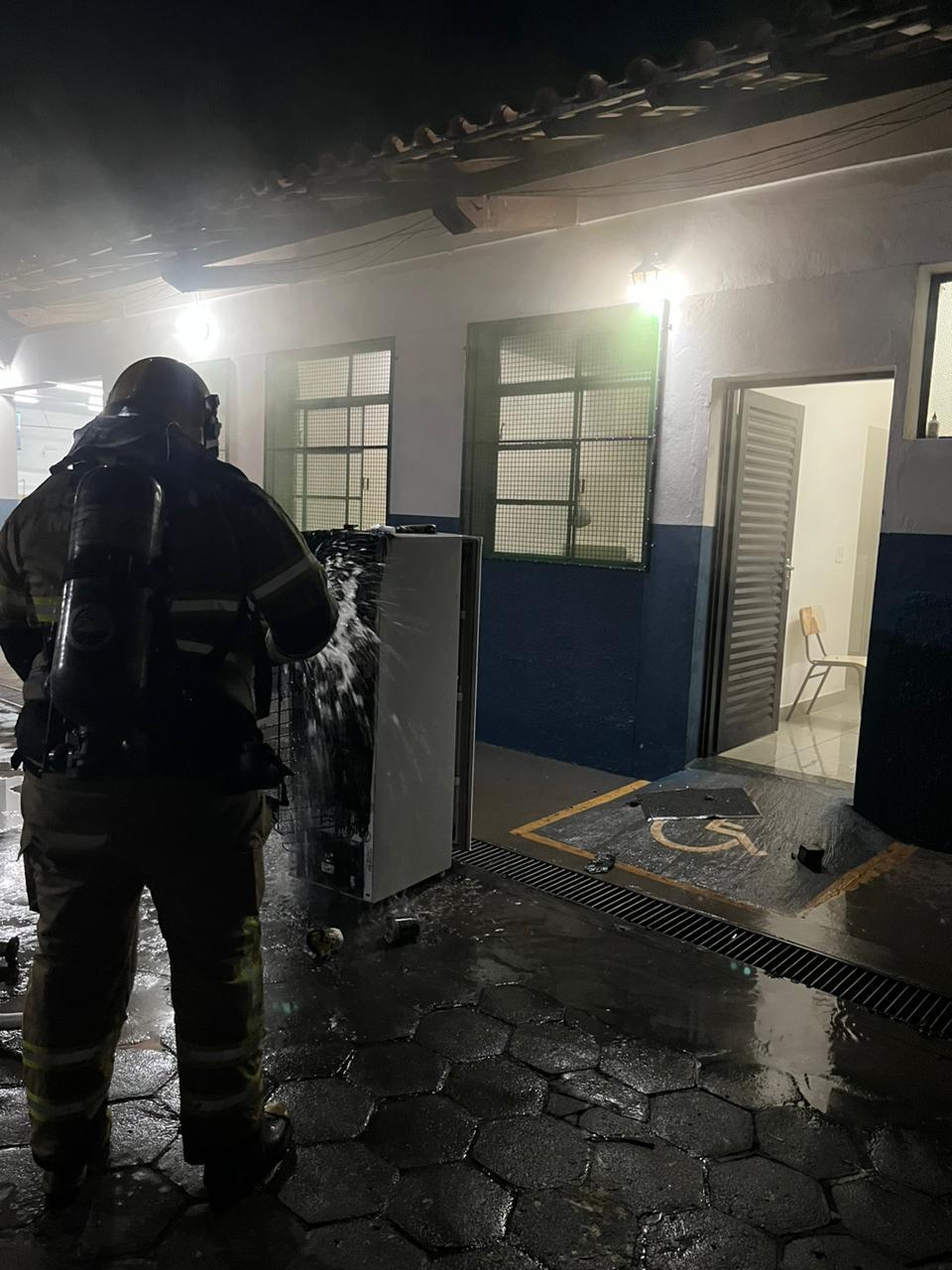 Bombeiros retiraram a geladeira da cantina da escola e debelaram o fogo com hidrante do próprio imóvel (Foto/Divulgação)