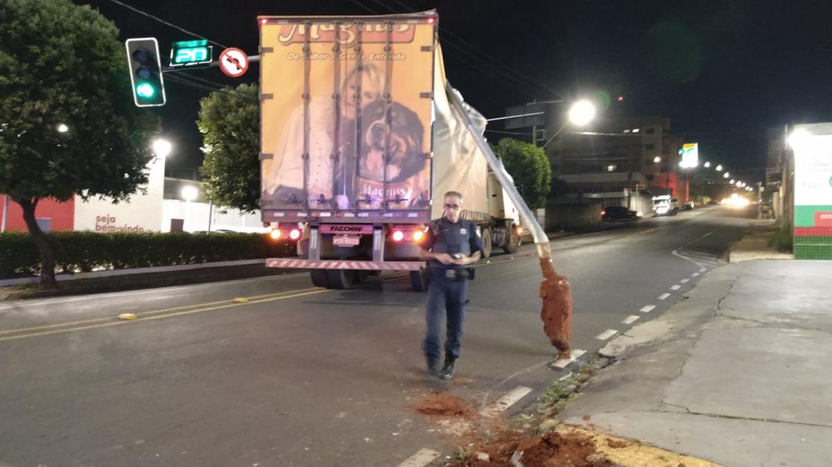 O poste com o semáforo acabou caindo sobre a carreta, que tentava fazer a conversão a partir da Leopoldino para a rua João Alfredo (Foto/Divulgação)