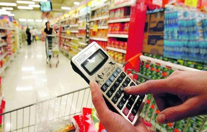 Na hora de comprar, o consumidor deve fazer as contas e procurar os melhores preços, pois poderá beneficiar-se com grande economia (Foto/Reprodução)