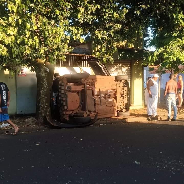 Após o impacto, o carro rodou na pista e tombou, parando de lado sobre a calçada de uma residência na rua Jaime Bilharinho (Foto/Divulgação)