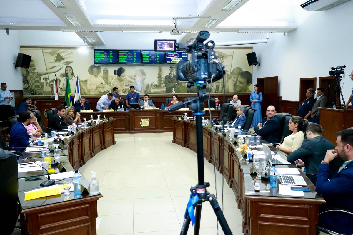 Atualmente, as sessões plenárias da Câmara Municipal de Uberaba ocorrem no período da noite, o que estaria causando transtornos ao corpo técnico da Casa (Foto/Rodrigo Garcia)