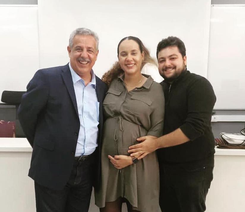 Querida Thais Pereira, gravidíssima de Joaquim, ao lado do pai, Alexandre Pereira, e do marido, Renato Oliveira. Futura mamãe agora oficialmente doutora, após aprovação no Doutorado em Psicologia na USP! (Foto/Divulgação)