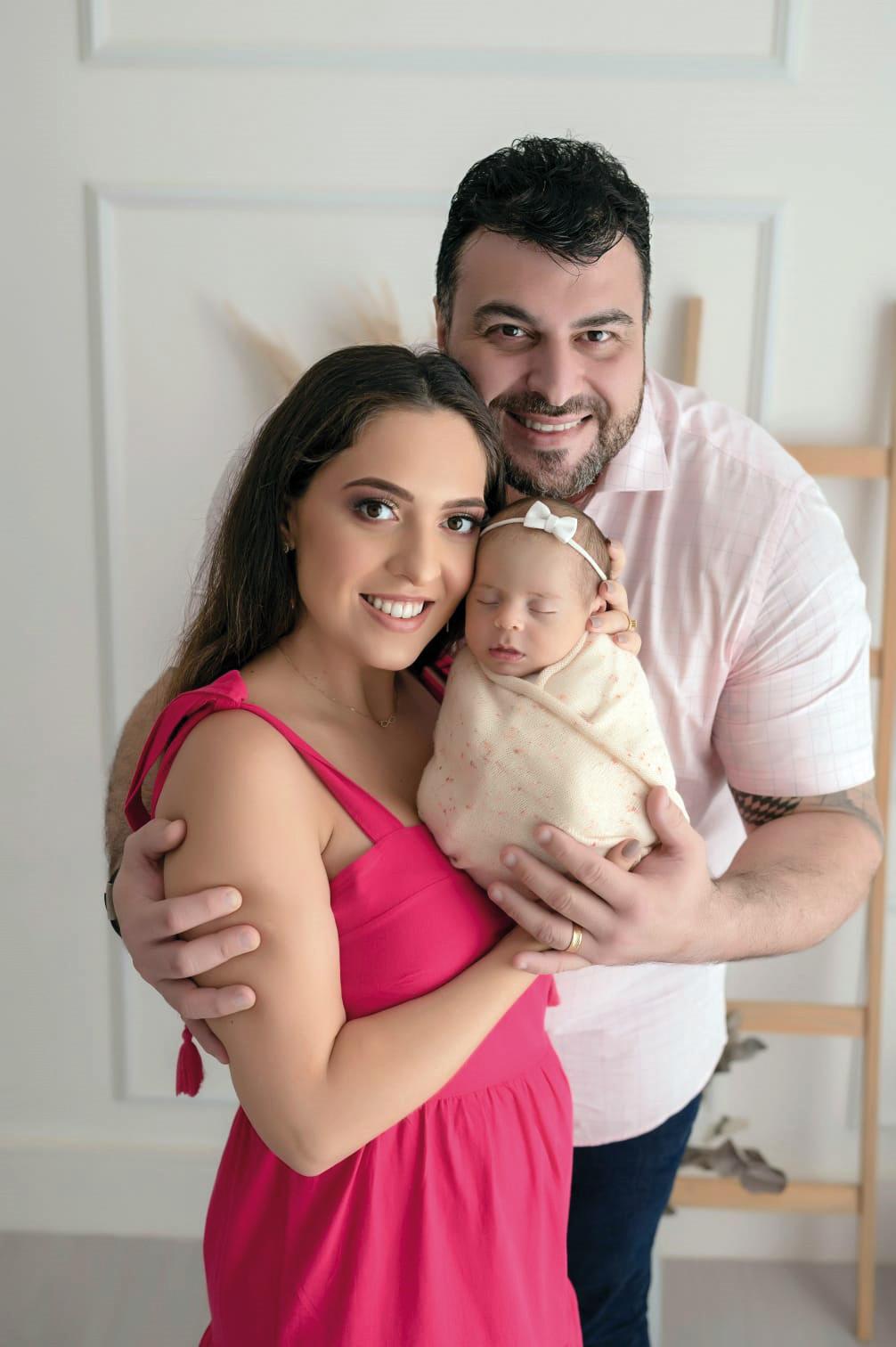 Advogado Harytow Heitor de Paula e a esposa, Débora, comemoram a chegada da princesa Antonella (Foto/Divulgação)