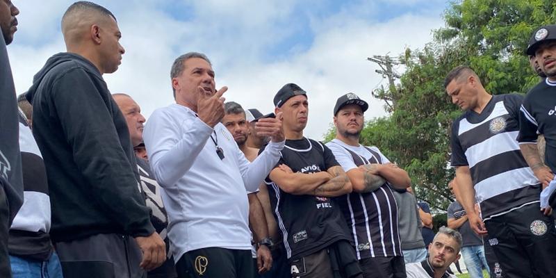 Luxemburgo foi até os manifestantes para conversar com os líderes e acalmar os ânimos (Foto/SBT do Interior)