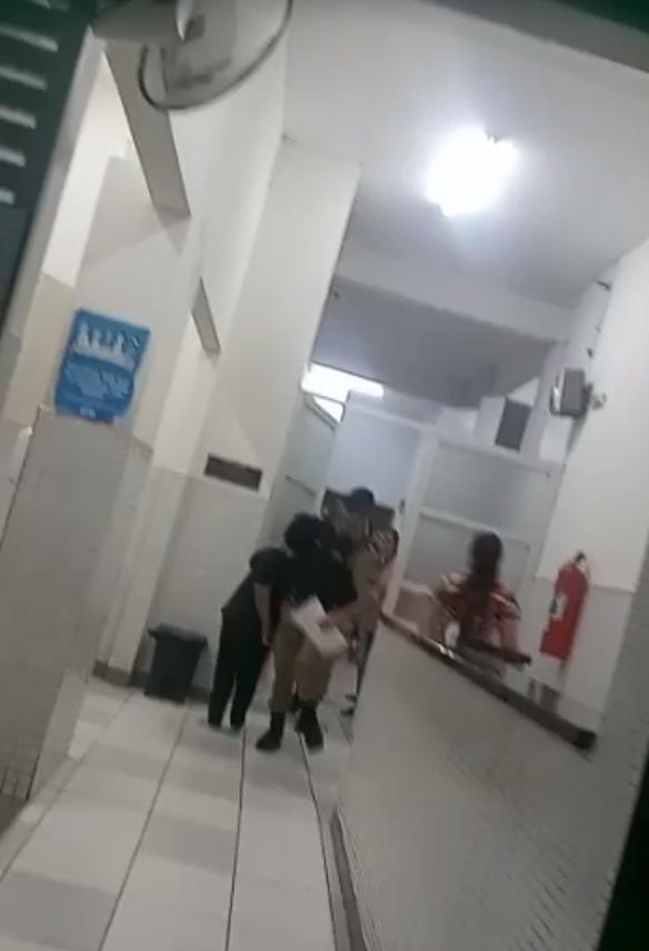 Mulher foi levada por policiais para fora do Hospital da Criança, em Uberaba (Foto/Reprodução vídeo/Redes sociais)