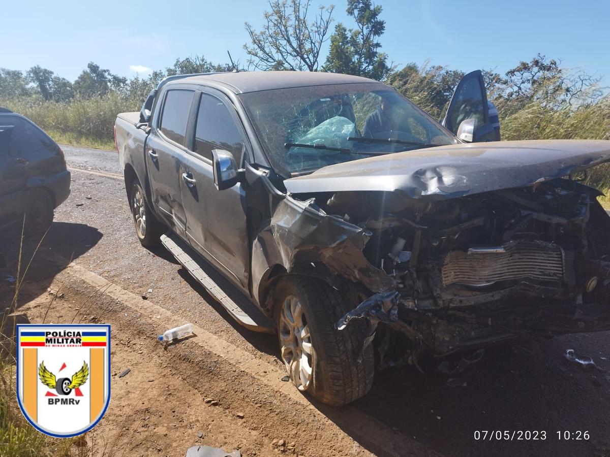 Acidente de trânsito entre camionete e veículo de passeio (Foto/Polícia Militar)