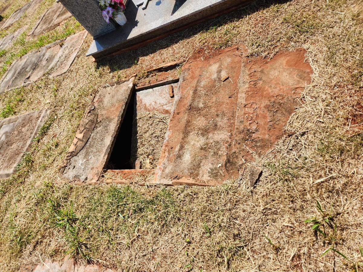 Túmulos quebrados e caixões expostos: a situação no cemitério da Medalha Milagrosa, em Uberaba (Foto/Reportagem/JM)