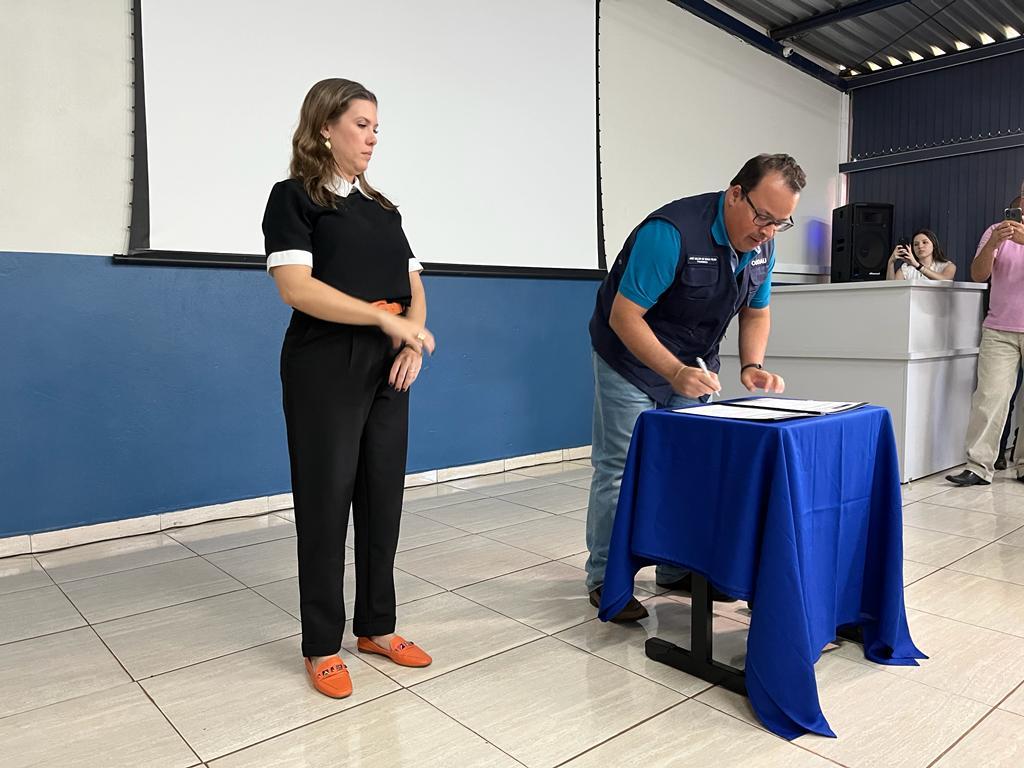 Prefeita Elisa Araújo e o presidente da Codau, José Waldir de Sousa Filho, na assinatura da ordem de serviço para a construção do Centro de Reservação 16 (Foto/Divulgação Codau Uberaba)