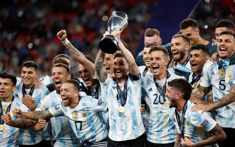 A Seleção Argentina levou o troféu na categoria como “Melhor Time do Ano” pela conquista da Copa do Mundo (Foto/Peter Cziborra – Reuters – Agencia Brasil)