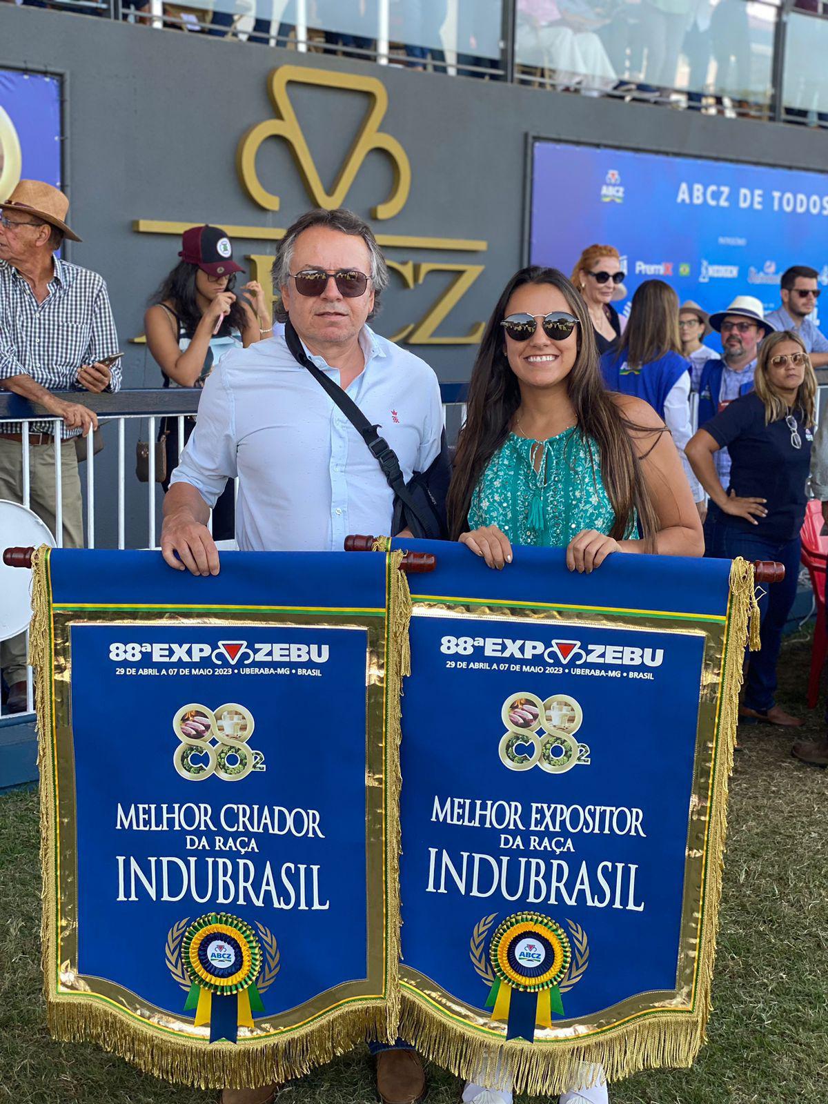 Eduardo Rodrigues da Cunha e a filha Duda era só sorrisos ao receberem os prêmios de Melhor Expositor e Melhor Criador da raça Indubrasil, conquistados nesta Expozebu ()