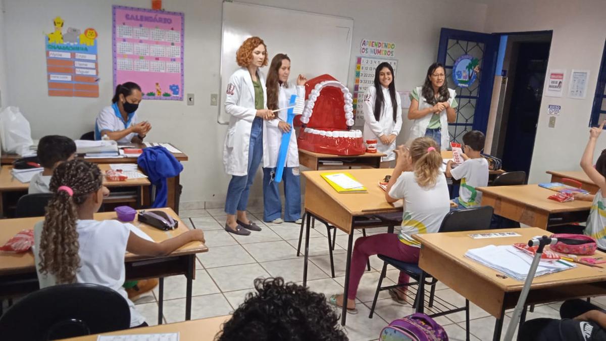 Crianças no Instituto de Cegos, em Uberaba, durante ação da Saúde Bucal (Foto/Divulgação PMU)