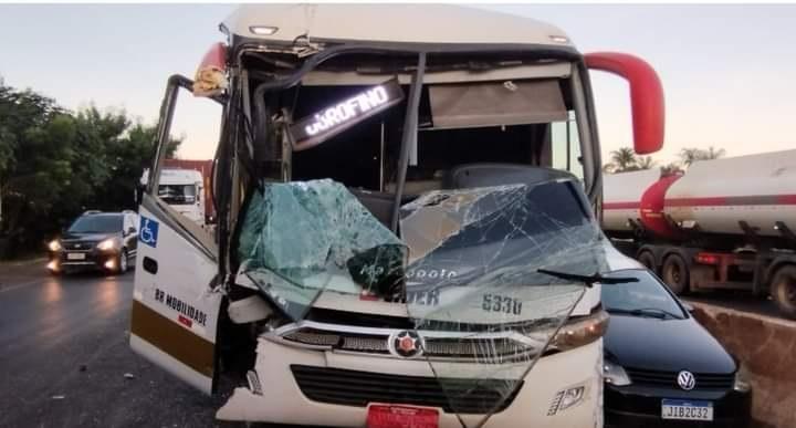 A frente do ônibus ficou danificada com a colisão na traseira da carreta, assim como o Gol sofreu vários danos  (Foto/Divulgação)