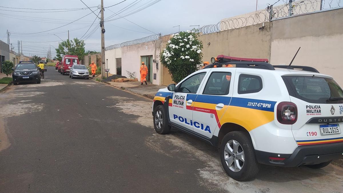 Polícia Militar, Bombeiros e Guarda Civil Municipal atuam na ocorrência de feminicídio, no Jardim Espanha, em Uberaba (Foto/Divulgação)