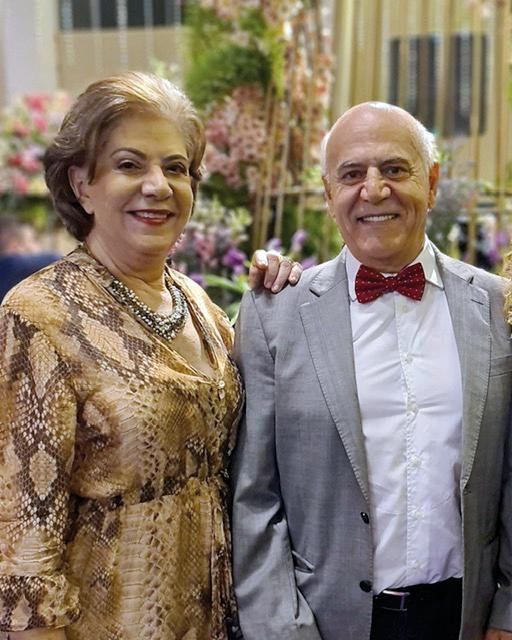 Taurinos e grandes amigos, Lélia Bruno, aniversariante do dia 8 e Jorge Alberto Nabut, que sopra velinhas dia 15 e que, no final deste mês, lança seu livro “Futebol em Trânsito” ()