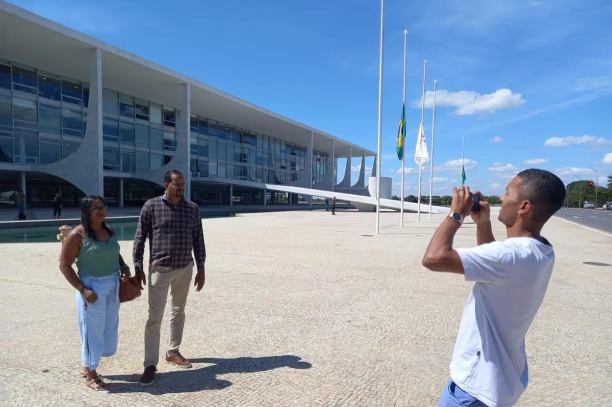 Sem grades no Palácio do Planalto, turistas se aproximam do local para fazer fotos (Foto/Manuel Marçal/O Tempo)
