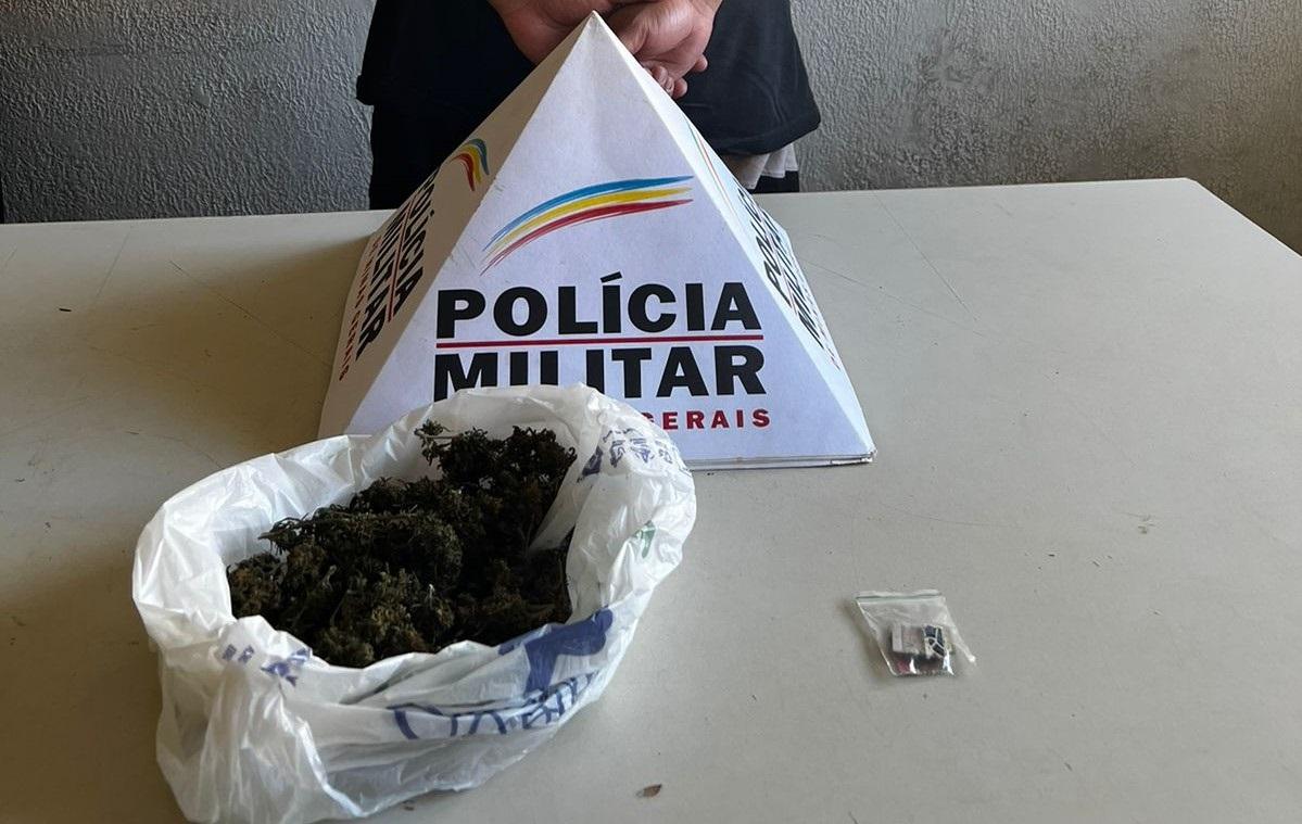 O homem foi levado à Delegacia, juntamente com a porção de LSD e o saco contendo as flores de maconha  (Foto/Divulgação)