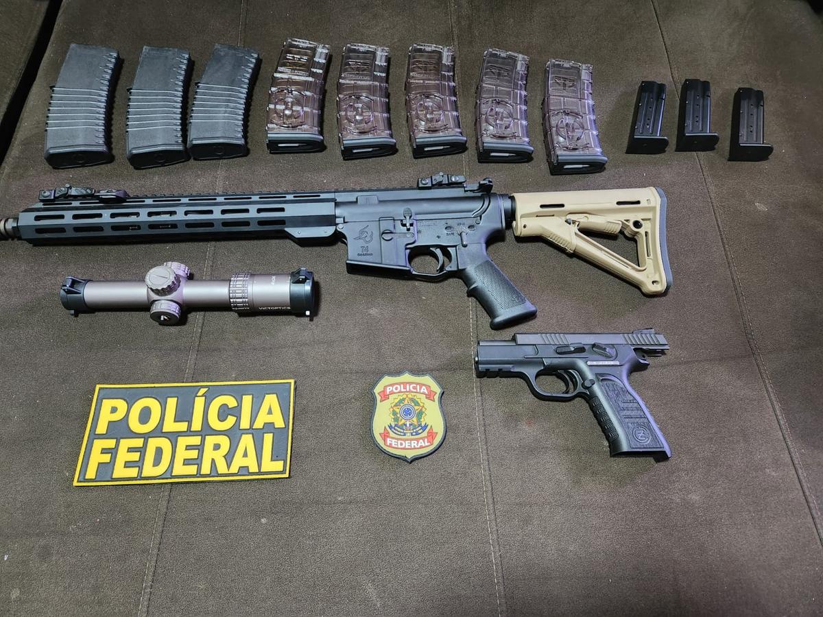 Armas, munições e demais materiais apreendidos durante a operação “Falstaff” da Polícia Federal em Uberaba  (Fto/Divulgação)