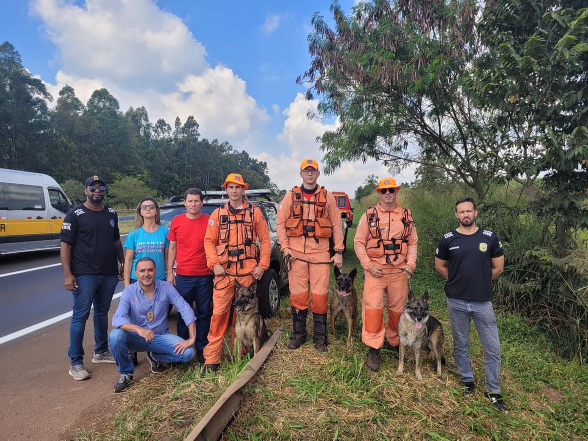 Equipe de buscas que encontrou corpo de Uberlandense Cristiano Gomes de Almeida em uma lagoa a margem da BR-050 (Foto/Divulgação)