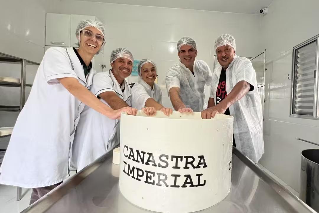 Queijo pesa 30 kg e usou 300 litros de leite na sua produção (Foto/Paulo Henrique dos Anjos)