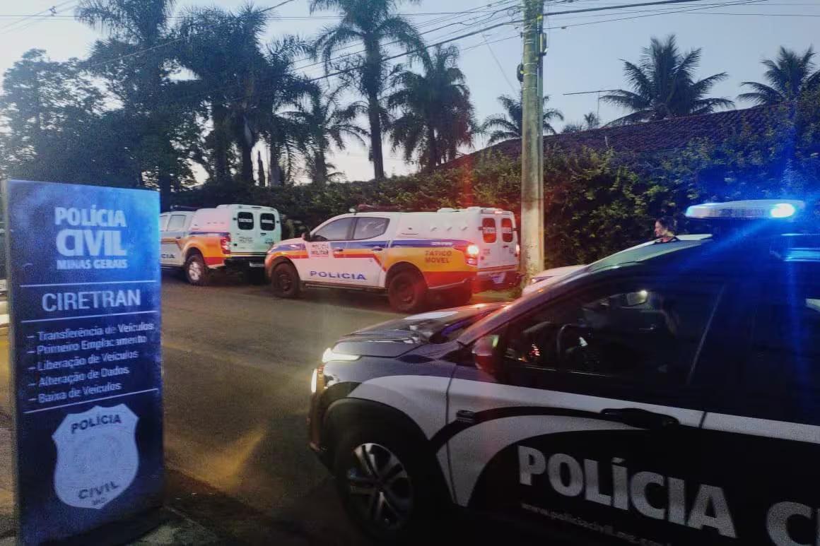 Viaturas da Polícia Civil e da Polícia Militar durante operação que prendeu homem suspeito de envolvimento com homicídios em Patos de Minas (Foto/Polícia Civil/Reprodução)