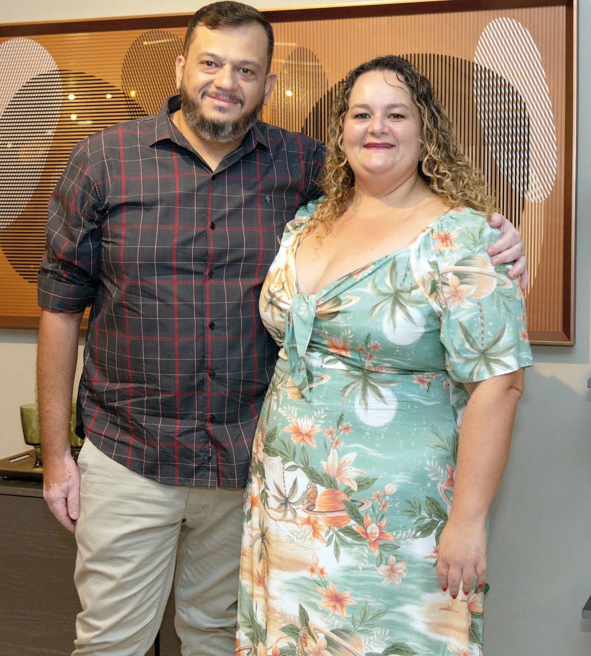 A arquiteta Ariane Carvalho assina uma sala de leitura aconchegante, moderna e jovial. Na foto com o marido, Marcelo Adriano ()