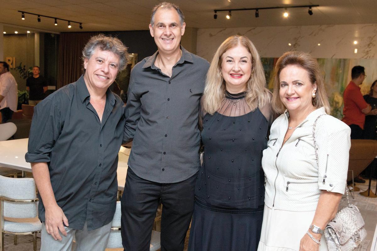 Edmar e Marilda comemorando o sucesso da mostra e o lançamento da nova coleção de móveis com os queridos, Luciano Martins e Simone Cartafina ()