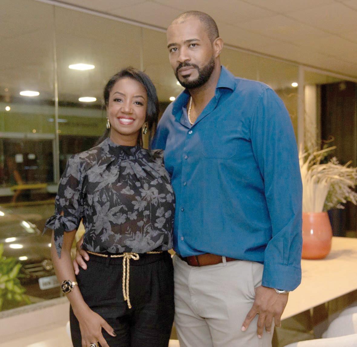 A engenheira Fernanda Paiva da FP Engenharia, projetou um chique living. Na foto com seu marido Guilherme Pereira ()