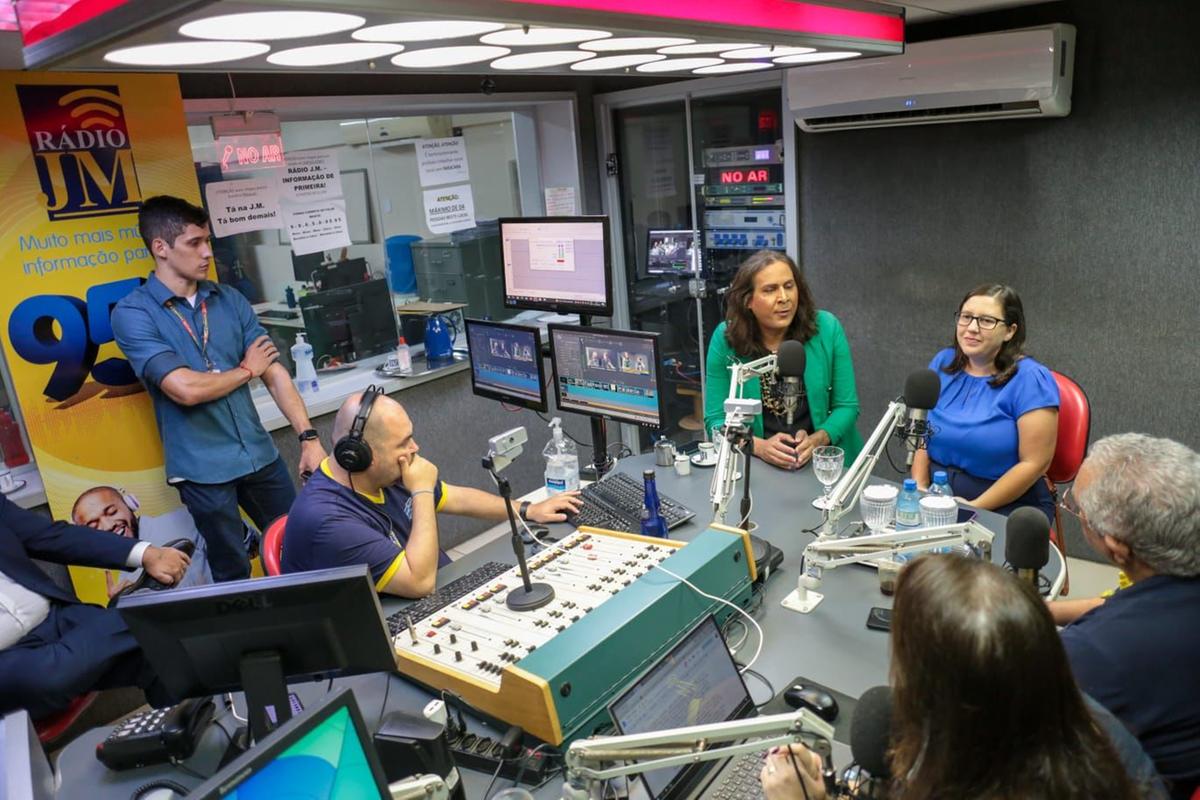 Deputada federal Duda Salabert e a vereadora Rochelle Bazaga estiveram nos estúdios da Rádio JM (Foto/Divulgação)