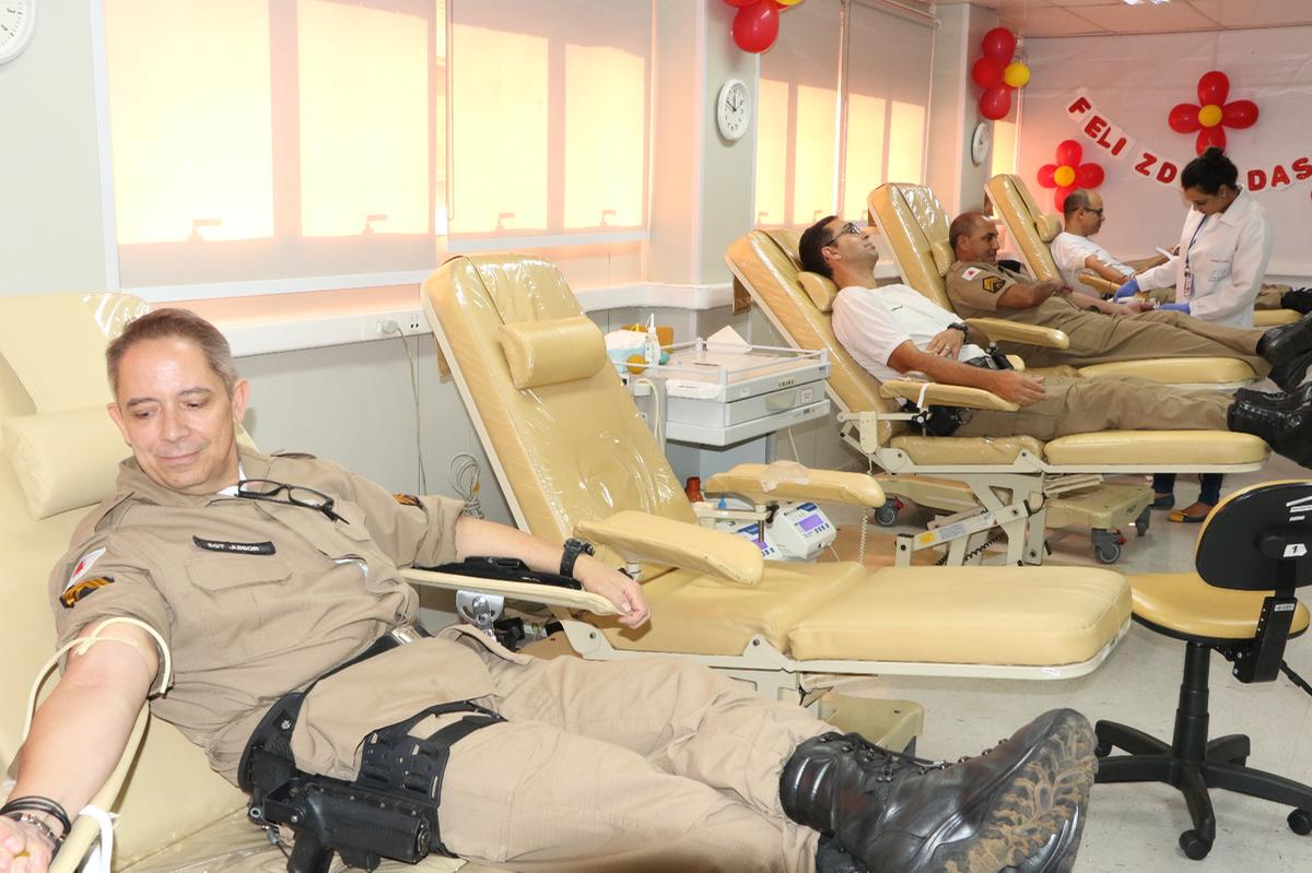 Militares e civis ligados à 5ªRPM realizaram doações de sangue na manhã de ontem no Hemocentro de Uberaba  (Foto/Sérgio Teixeira/PMMG)