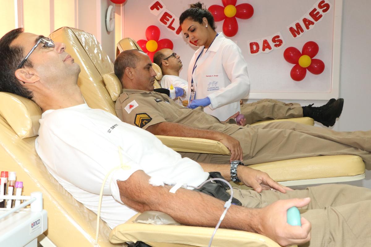 Policiais doando sangue nesta sexta-feira (12) (Foto/Divulgação)