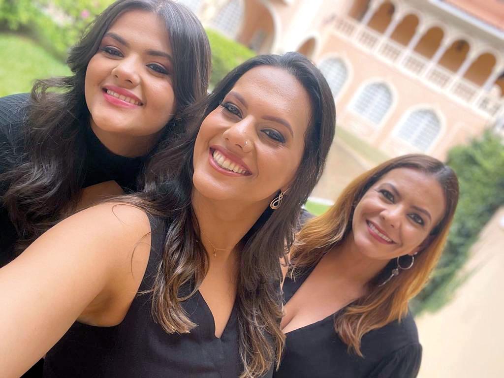 Silvia Resende com as filhas, Ana Clara e Maria Eduarda (Foto/Divulgação)