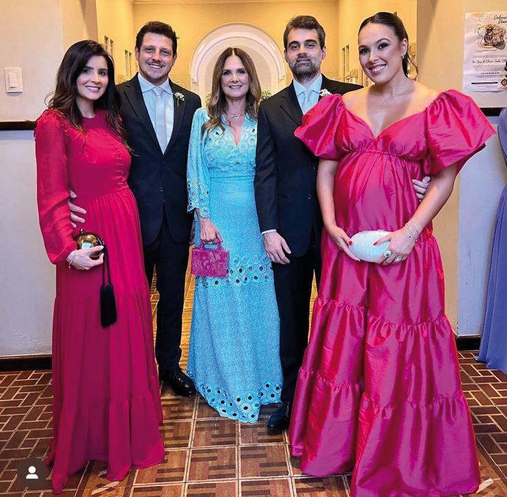 Maria Paula Mendes com os filhos, Juliana (gravidíssima de Theo, com o marido, Ricardo Bianchi) e Felipe (e a esposa, Paula, gravidíssima também, de Dante). Dia das mães triplamente comemorado! (Foto/Divulgação)