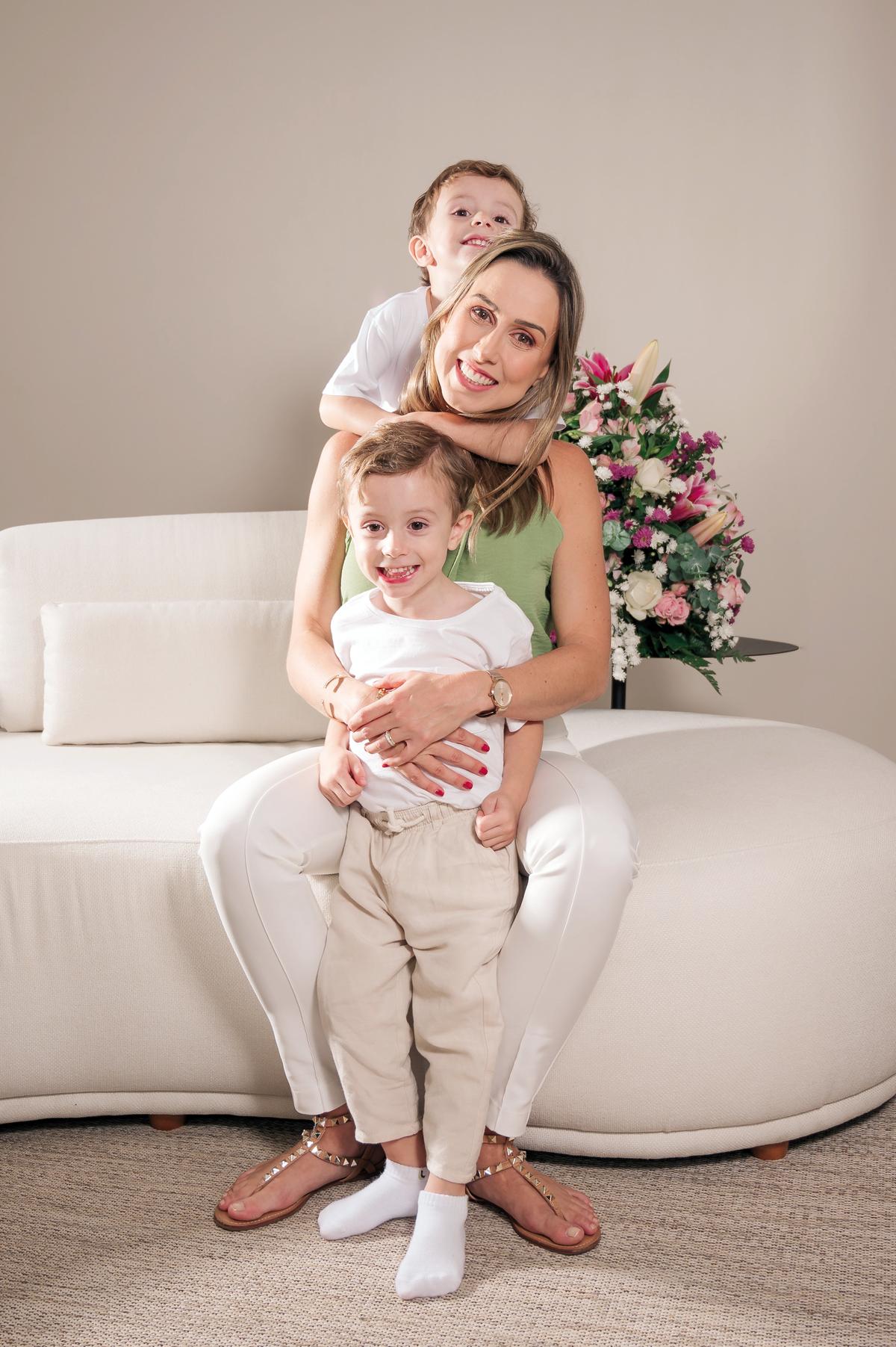 Ana Cláudia Costa com os gêmeos Marcelo e Bernardo (Foto/Selem Fotografia)