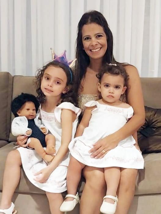 Katia Santiago Ribeiro e as filhas, Isa e Nina (Foto/Divulgação)